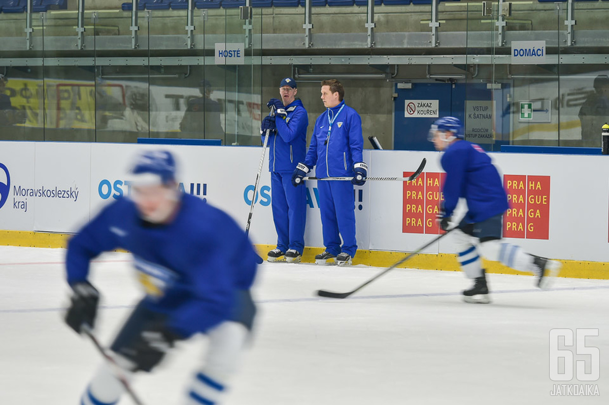 Kari Jalonen ja Lauri Marjamäki juonivat keskiviikon jääharjoituksessa.