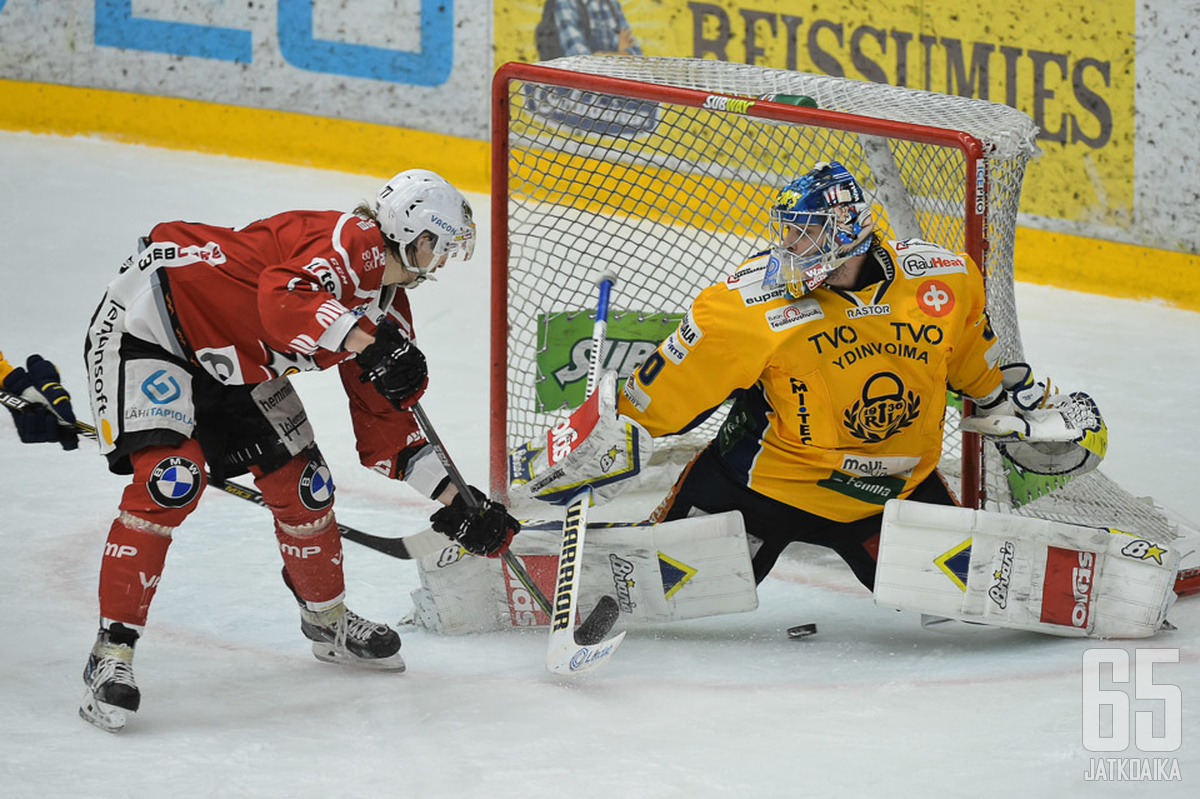 Niko Peltola pelaa ensi kaudellakin punaisessa paidassa Lukkoa vastaan.