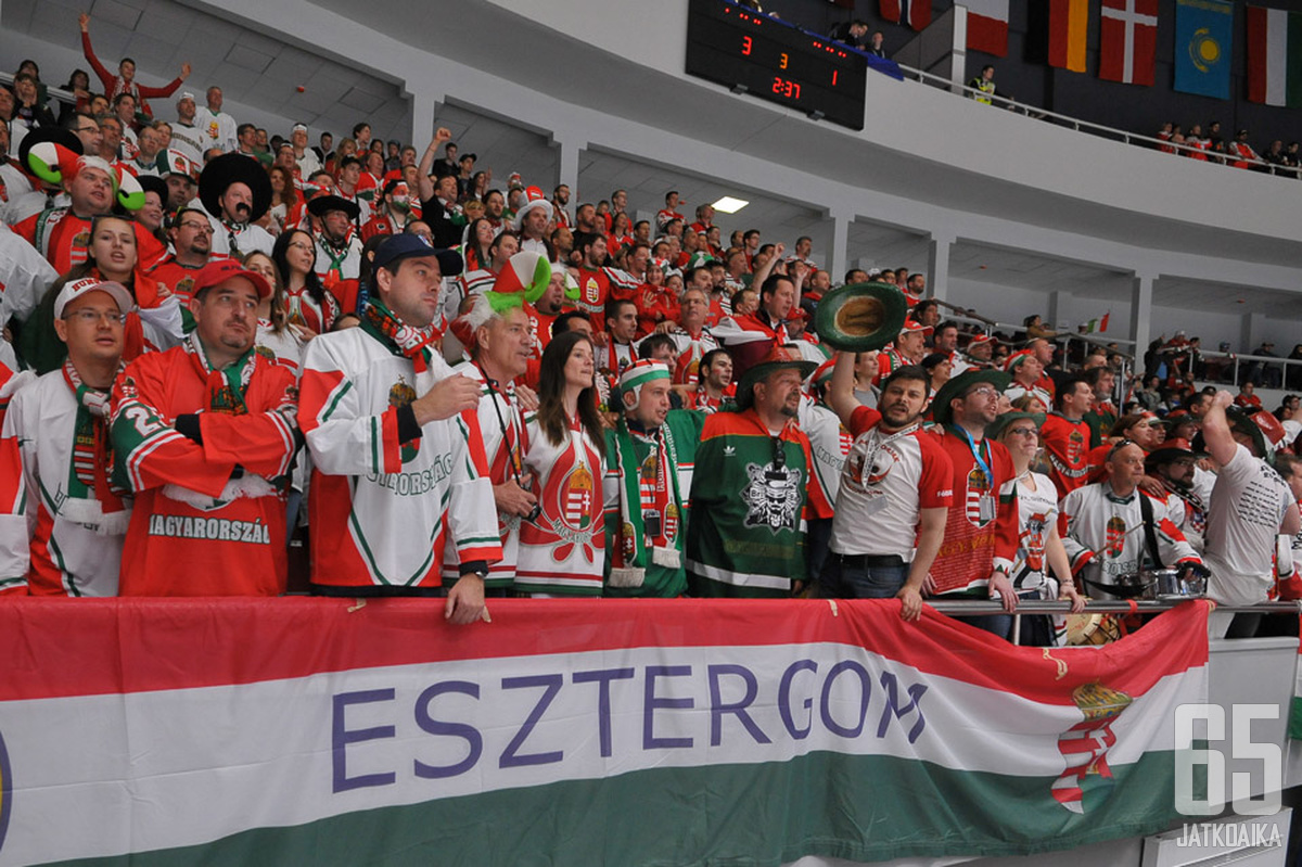 Unkarin fanit edustivat maataan Pietarissa äänekkäästi kevään 2016 MM-kisoissa.