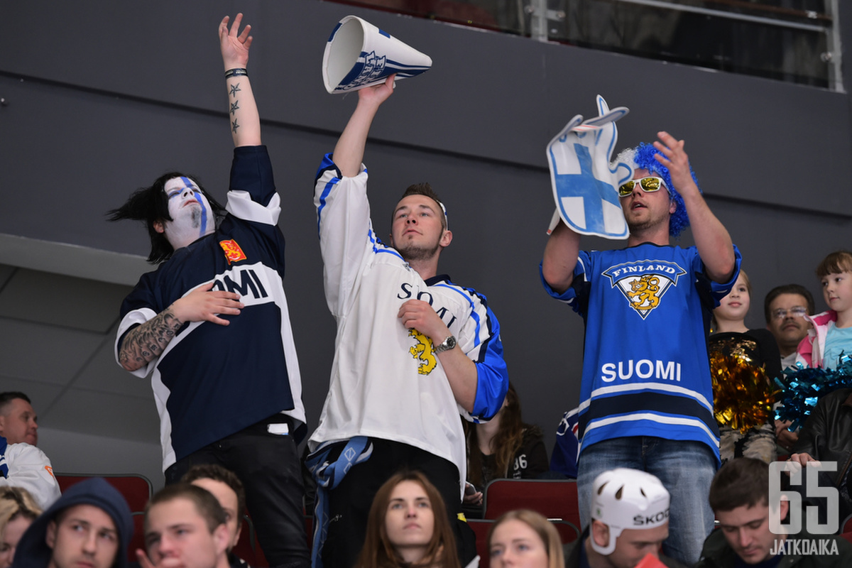 Suomen otteluiden seuraaminen on usein härmäläisille juhlaa.