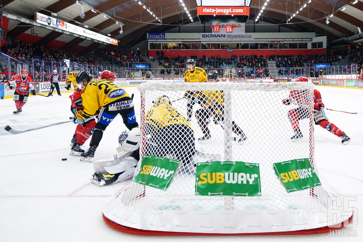 Pelaajayhdistyksen ja Liiga-Oy:n yhteistyö on vaarassa katketa.