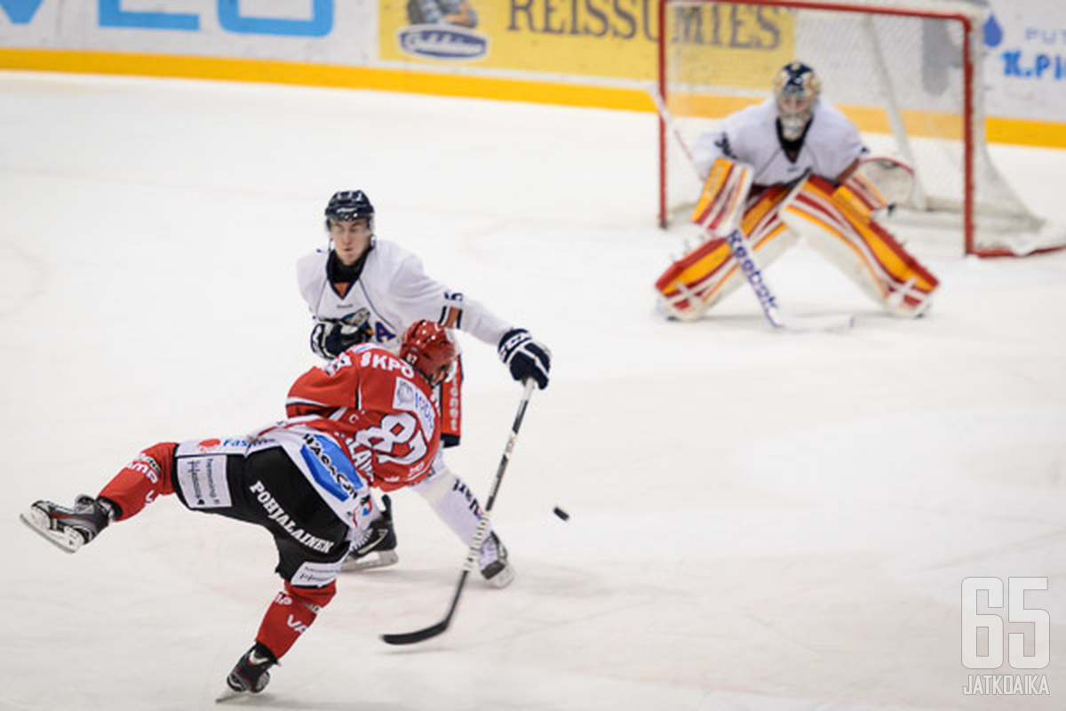 Mika Halava hätyyttelee vastustajan maalivahteja myös jatkossa Sportin paidassa.