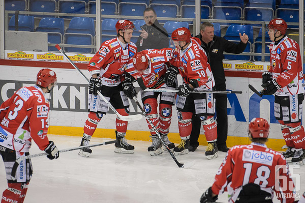 Jokipoikien hyökkääjä Ville Haloselle määrättiin pelikieltoa taklattuaan polvellaan Sport-pelaaja Petri Mertaa. Merta talutettiin taklauksen jälkeen pois kentältä.