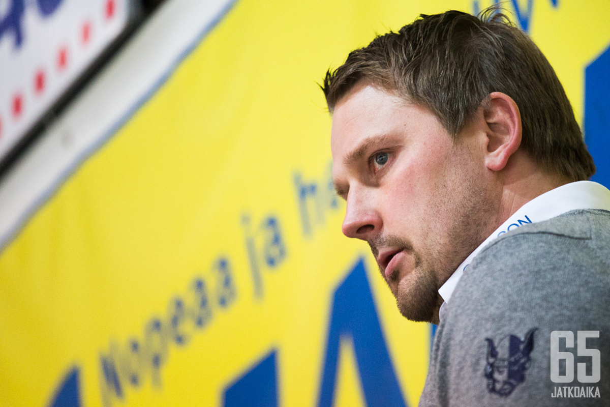 Antti Pennanen istuu yhden pelin katsomossa.