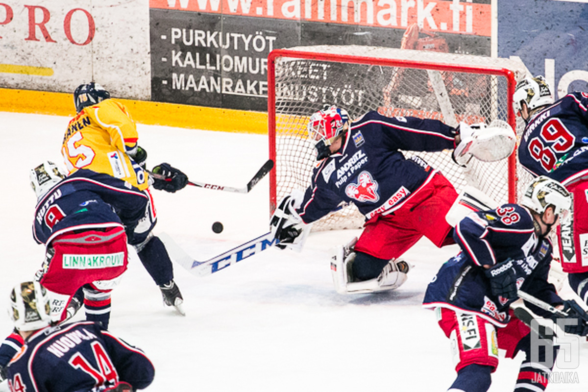 Pentti Nöyränen iski Jukureiden 0-1-maalin.
