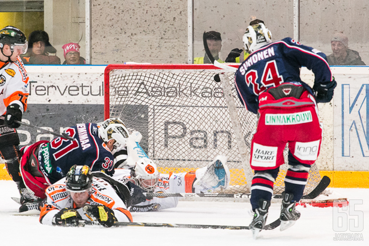 Teemu Suhonen naulasi SaPKon voiton jatkoajalla ohi voimattoman Janne Juvosen.