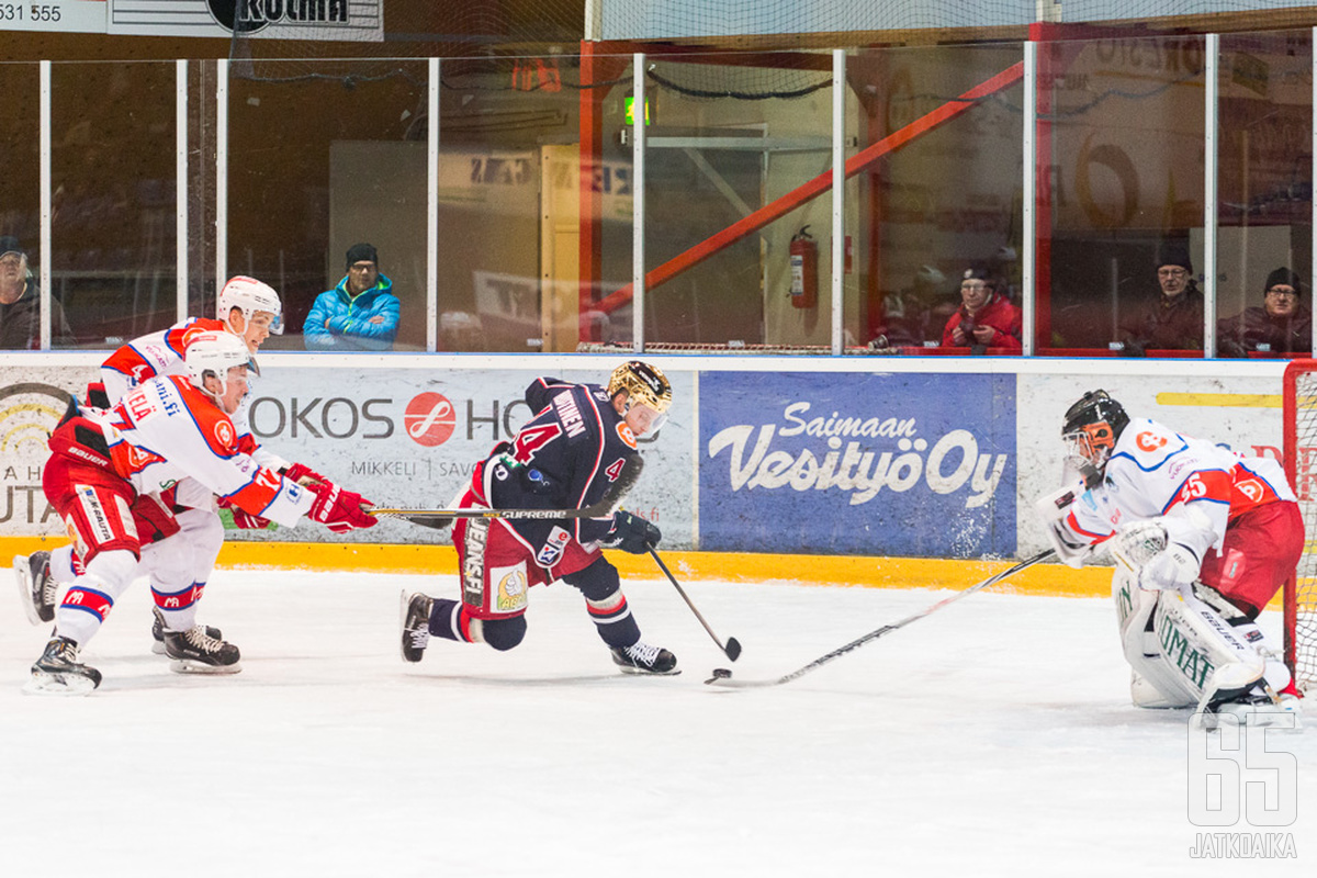 Mikko Nuutinen yrittää horjuttaa Hokki-puolustusta.
