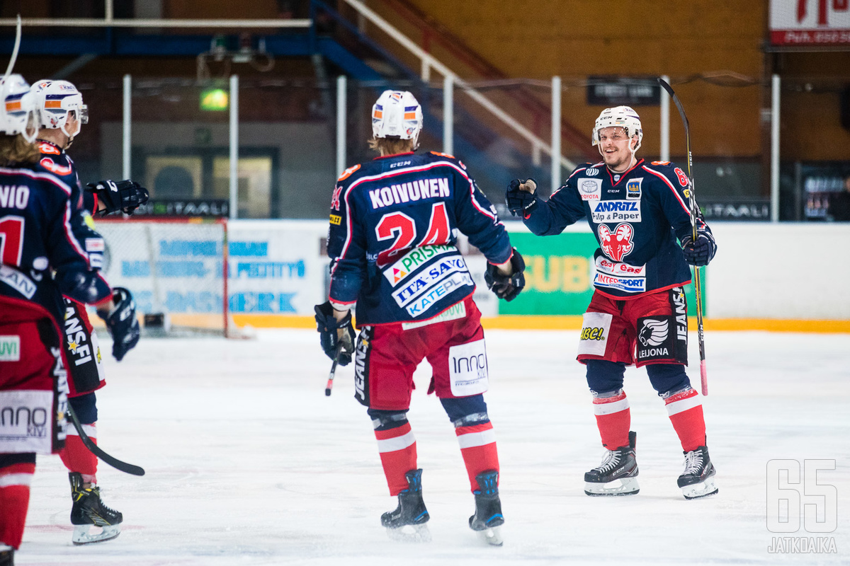 Jimi Kuronen (oik.) vastasi ottelun voittomaalista 2−1-osumallaan.