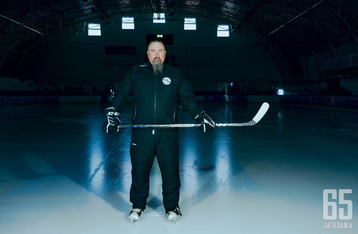 Suomalainen maalivahtivalmentaja Aleksi Jääskeläinen työskentelee Romaniassa.