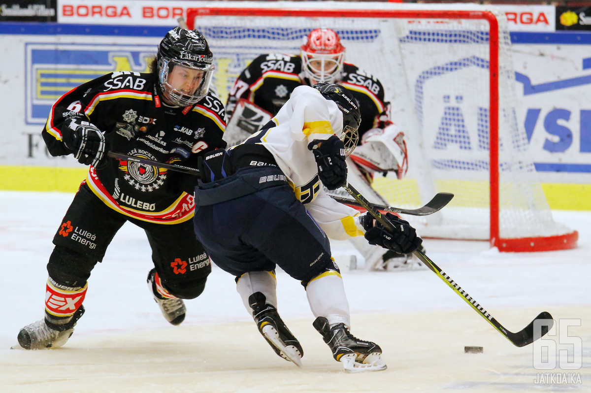 Luleåta edustava Jenni Hiirikoski loukkaantui SDHL:n pudotuspeleissä.