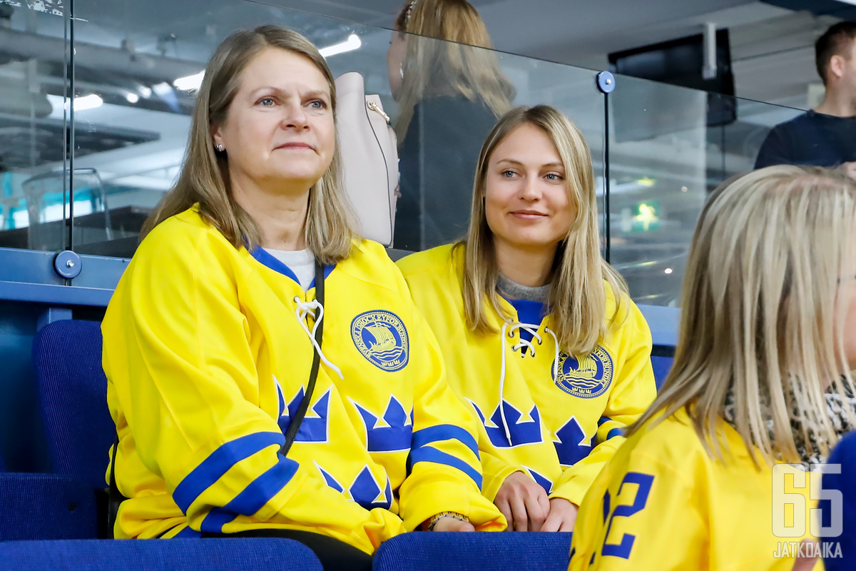 Eva Lundin (vas.) ja Malin Lundin jännittivät Damkronorin avausottelua.