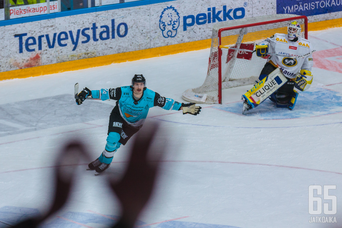 Hannes Björninen oli Pelicansin suurin sankari illan ottelussa Kärppiä vastaan.