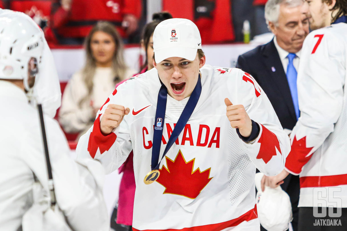 Connor Bedard tuuletti kultamitali kaulassa toista alle 20-vuotiaiden maailmanmestaruuttaan Kanadassa vuodenvaihteessa järjestetyissä MM-kisoissa.