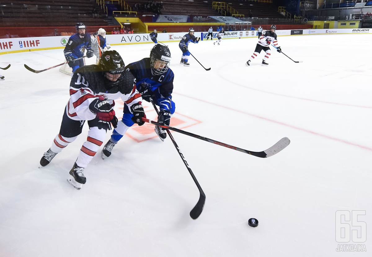 Tyttöleijonien kapteeni Nelli Laitinen teki Suomen ainoan maalin ottelussa Kanadaa vastaan. 
