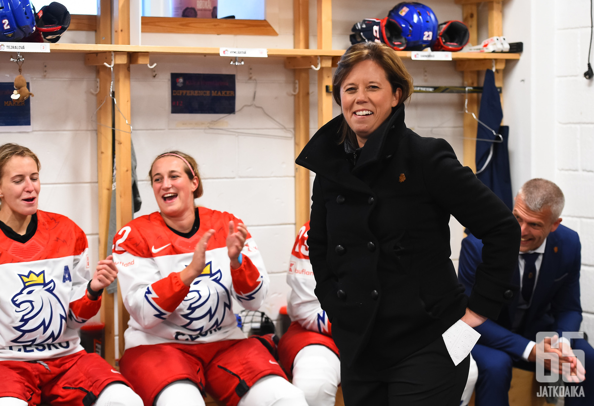Carla MacLeod luotsaa Tšekin naisten lisäksi jatkossa Ottawan PWHL-joukkuetta.
