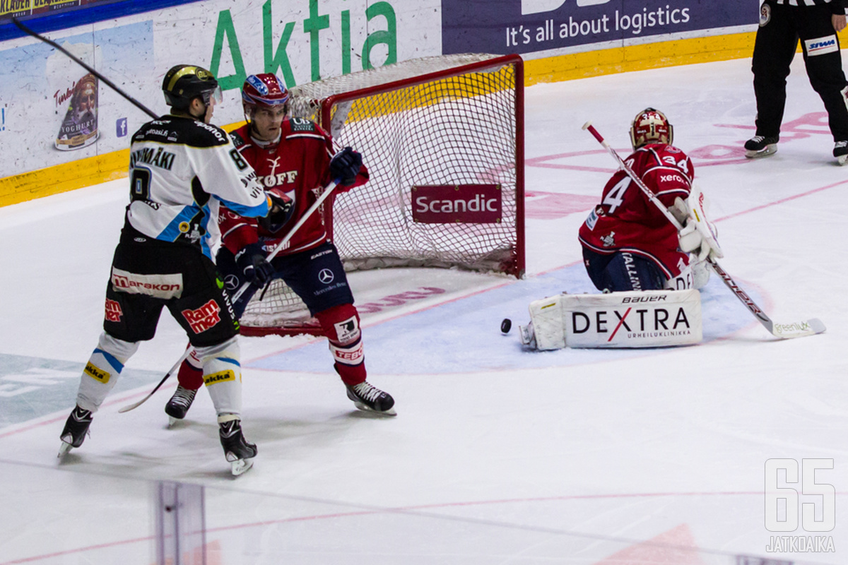 Juha Leimun voitto-osuma uppoaa hienon kauden pelanneen Ville Husson selän taakse.