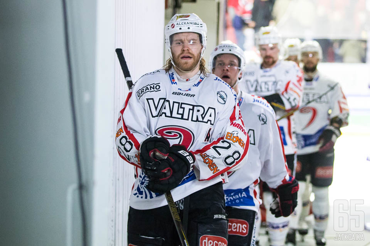 Miika Lahti on tässäkin ottelusarjassa tärkeä osa JYPin peliä.