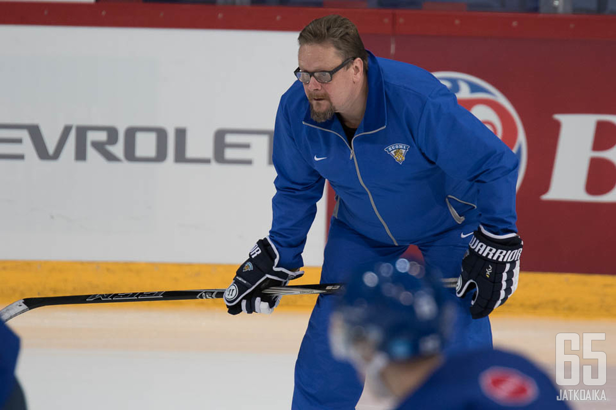 Kari Lehtonen lämmitteli Suomen maalivahteja aamujäällä.