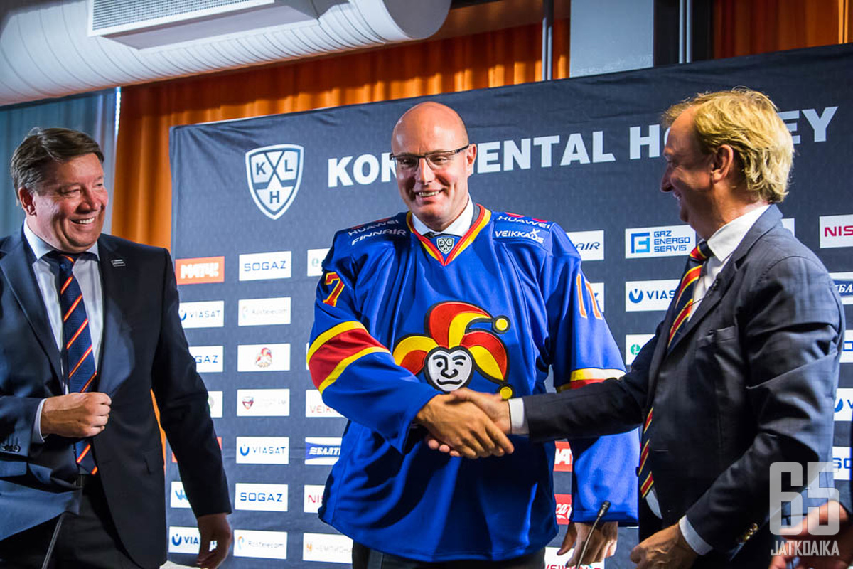 Jokerit luovutti KHL:n presidentille tämän nimellä varustetun pelipaidan.