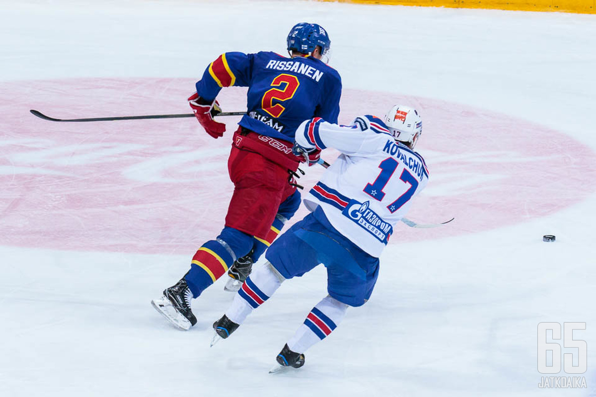 Rasmus Rissanen sai pelin kovimmat aploodit riistettyään kiekon Ilja Kovaltšukilta.