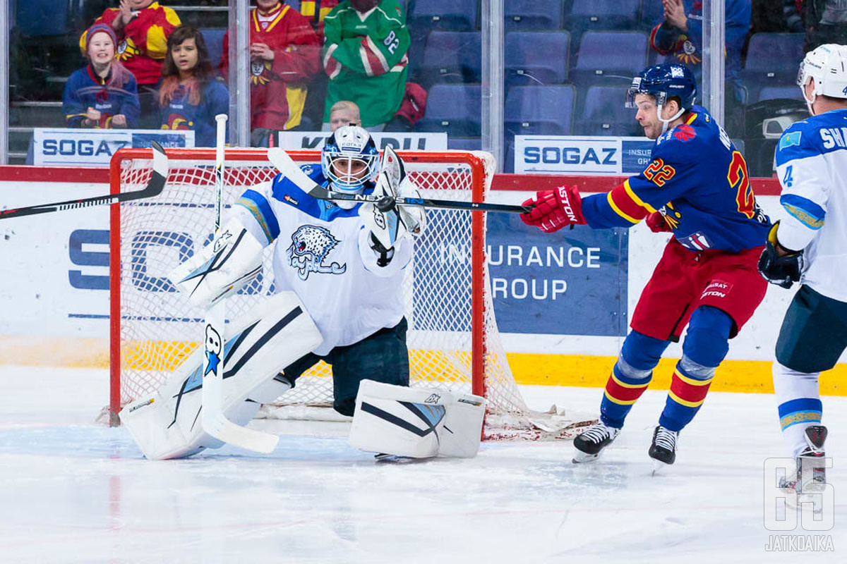 Jokereissa seuran kahdella ensimmäisellä KHL-kaudella esiintynyt Henrik Karlsson oli tänään mies paikallaan Barysin maalilla.