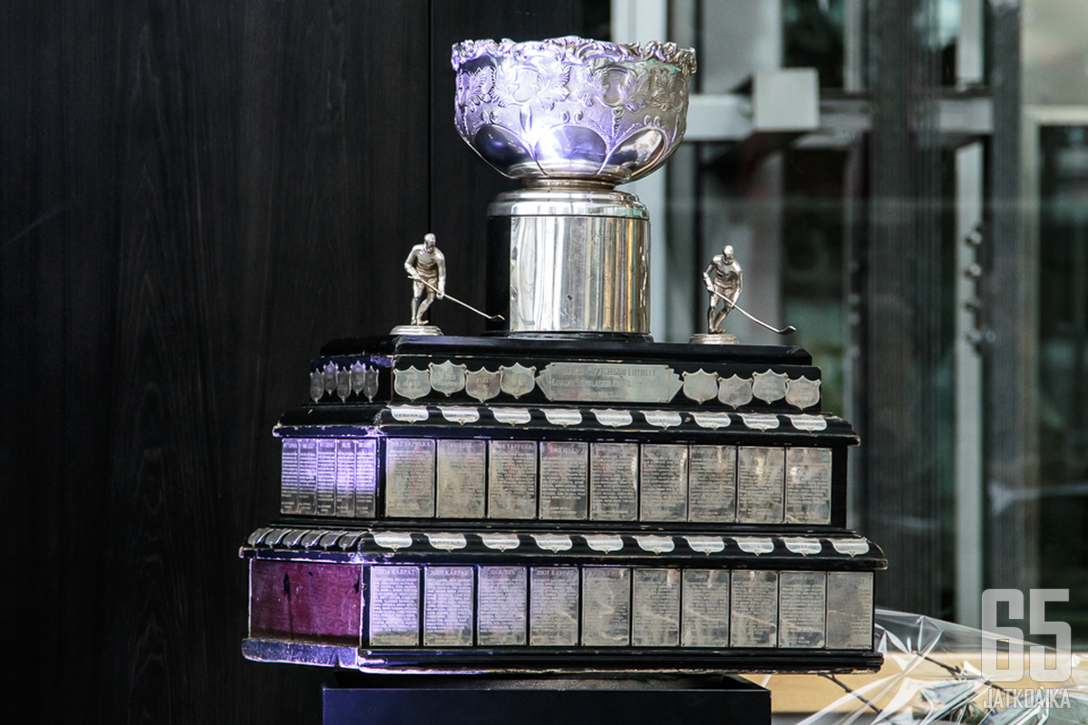 Jääkiekkokirja tarjoaa muun muassa tiedot kaikista Kanada-maljan voittajista.