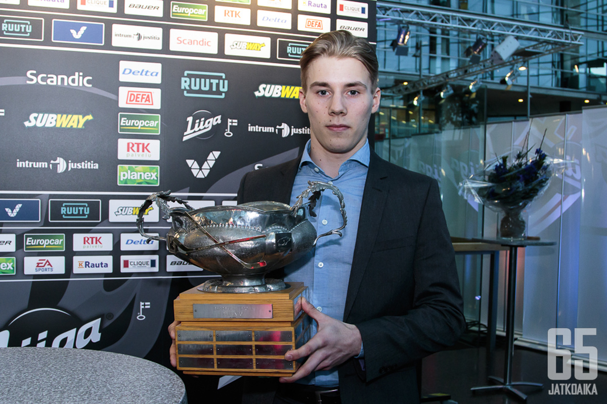 Toistaiseksi viimeisellä liigakaudellaan Haapala palkittiin Veli-Pekka Ketola -palkinnolla runkosarjan pistepörssin voittajana.