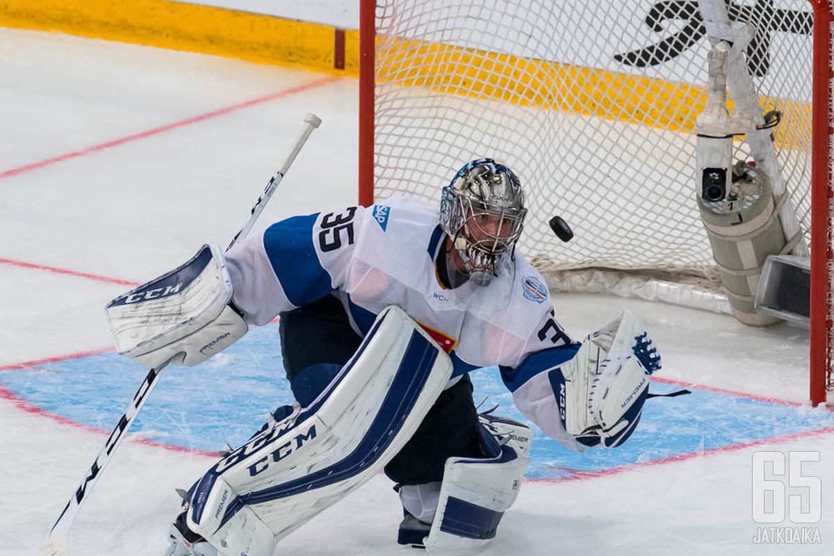 Pekka Rinne teki Suomen maalilla Yhdysvaltoja vastaan voitavansa, mutta ei ehtinyt jokaisen kiekon tielle.