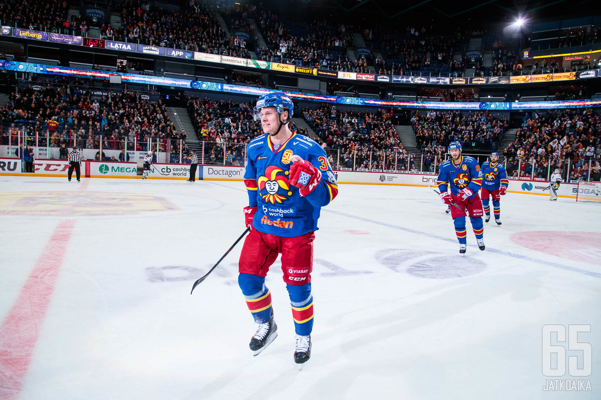 Olli Palola sai tuulettaa uransa ensimmäistä pudotuspelimaalia KHL:ssä.