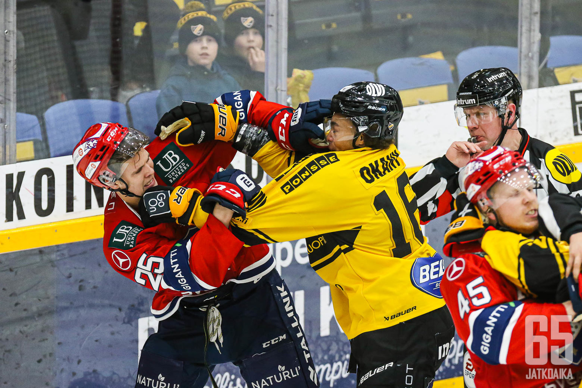 KalPan ja HIFK:n välinen ottelu oli kiihkeä, kuten Kasper Halttunen ja Andreas Okany osoittivat.