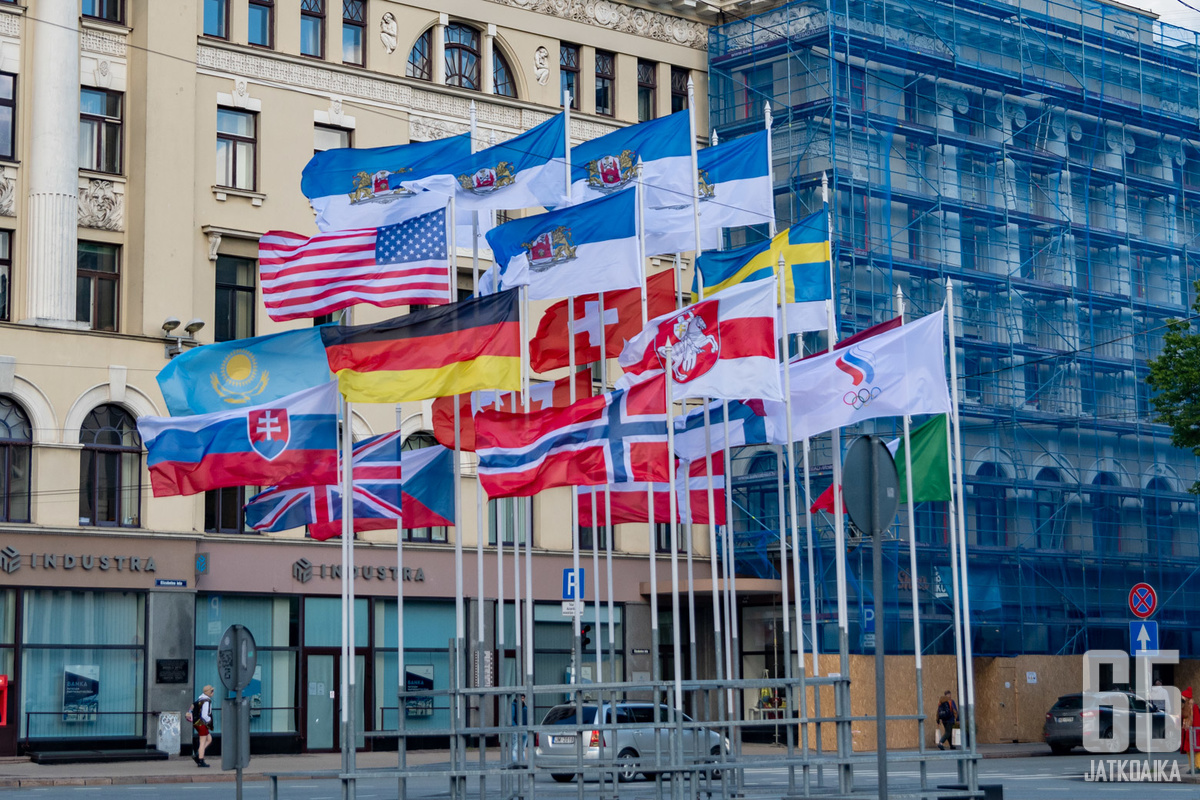 Liput liehuivat Radisson-hotellin edustalla. Valko-Venäjän lippu koki muutoksen.