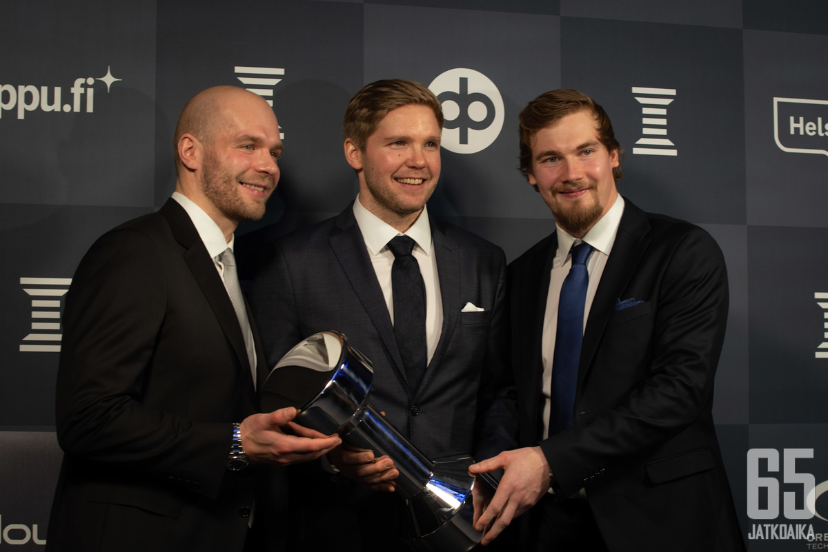 Iiro Pakarinen, Valtteri Kemiläinen ja Mikael Seppälä kävivät pokkaamassa palkinnon.